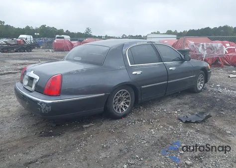 2000 Lincoln Town Car Signature z USA, uszkodzony, nr VIN 1LNHM82WXYY799995